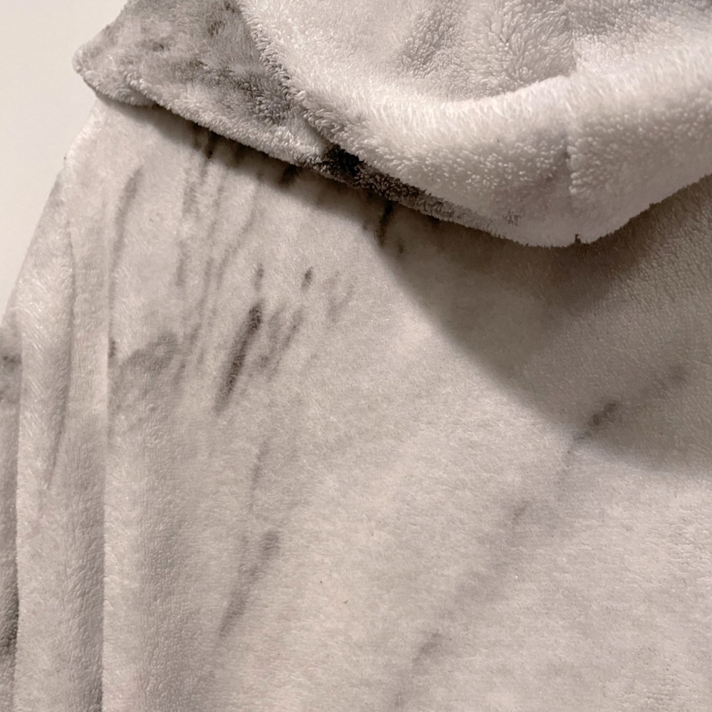 Marble Plush Robe with hood - Picture 9 of 9